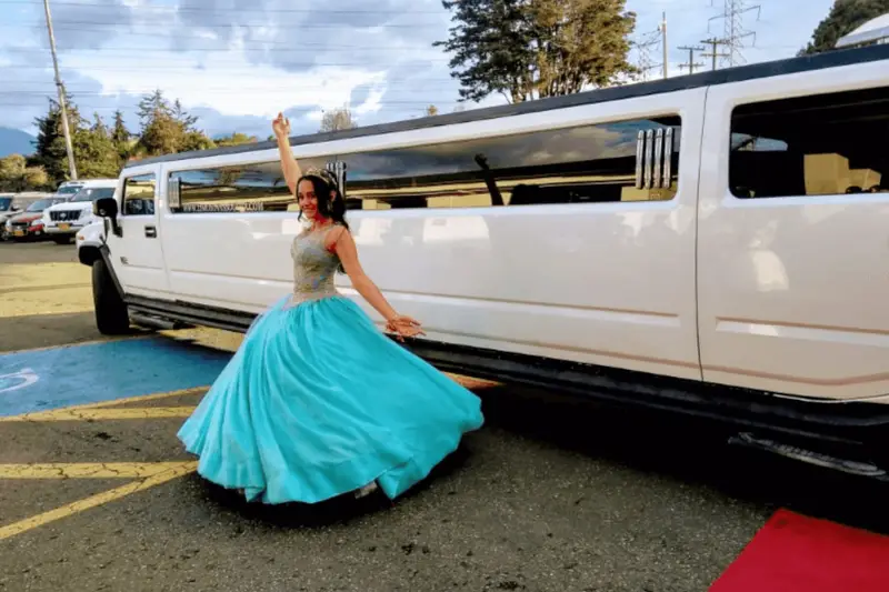 Foto en una limusina celebrando una Fiesta de quinceañera en Barcelona