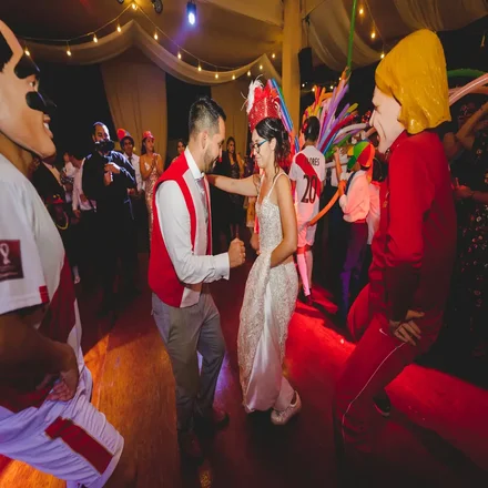 "Invitados disfrutando de la hora loca en una fiesta de 15 años con disfraces, luces y animación.