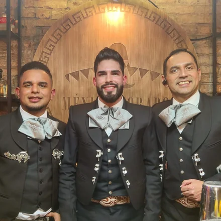 Grupo de mariachis tocando en una fiesta de 15 años, agregando un toque especial a la celebración